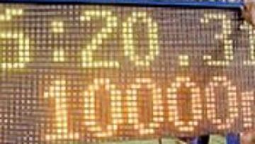 <b>EN LA CIMA. </b>Bekele, junto al marcador que acredita su récord.