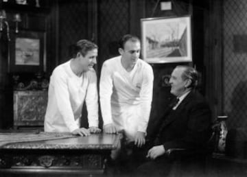 Santiago Bernab¨¦u recibe en el despacho a Di Stefano y Raymond Kopa