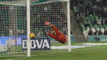 Jorge Molina salva al Betis