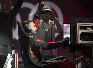 Before picking up their new cars, Real Madrid players participated in a virtual race driving a Formula E simulator.