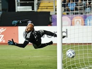 AME1004. RANCAGUA (CHILE), 07/04/2026.- Diego Novoa de Millonarios recibe un gol este martes, durante un partido de la Copa Sudamericana entre O'Higgins y Millonarios en el estadio Codelco El Teniente, en Rancagua (Chile). EFE/ Osvaldo Villarroel