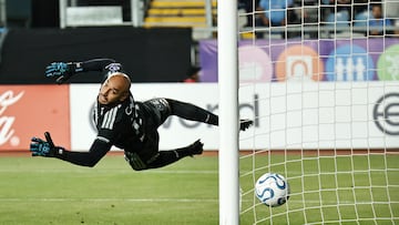 AME1004. RANCAGUA (CHILE), 07/04/2026.- Diego Novoa de Millonarios recibe un gol este martes, durante un partido de la Copa Sudamericana entre O'Higgins y Millonarios en el estadio Codelco El Teniente, en Rancagua (Chile). EFE/ Osvaldo Villarroel