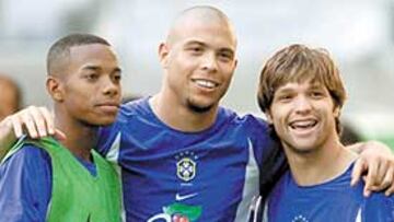 <b>ÍDOLO Y COMPAÑERO. </b>Robinho (izquierda), junto a Ronaldo y su ex compañero en el Santos Diego en una concentración con la selección brasileña.