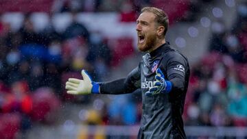 Oblak da instrucciones a la defensa del Atl&eacute;tico.