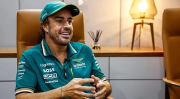 Fernando Alonso durante una ronda de preguntas con los aficionados de la F1 y Aston Martin.