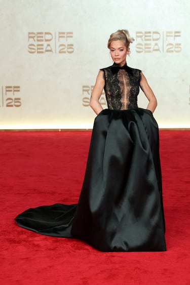 Rita Ora posa en la alfombra roja del Red Sea International Film Festival (RSIFF) celebrado en Yeda.