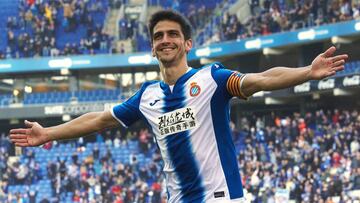 GRA139. CORNELLÁ, 26/02/2017.- El delantero del Espanyol Gerard Moreno celebra su gol, el tercero de su equipo, durante el partido correspondiente a la vigésima cuarta jornada de LaLiga Santader disputado esta mañana ante el RCD Espanyol en el estadio RCDE Stadium. EFE/Alejandro García