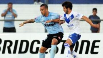 El jugador de V&eacute;lez Sarsfield Lucas Romero (d) disputa el bal&oacute;n con Rodrigo D&iacute;az (i) de Deportes Iquique hoy, martes 2 de abril de 2013, en el partido de fase de grupos de la Copa Libertadores.