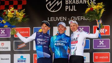 Overijse (Belgium), 10/04/2024.- French rider Benoit Cosnefroy (C) of Decathlon AG2R La Mondiale Team celebrates his win on the podium with second placed Belgian rider Dylan Teuns (L) of team Israel - Premier Tech and third placed Belgian rider Tim Wellens (R) of UAE Team Emirates after the De Brabantse Pijl men's cycling race over 195.2 km from Leuven to Overijse, Belgium, 10 April 2024. (Ciclismo, Decatlón, Bélgica) EFE/EPA/OLIVIER MATTHYS
