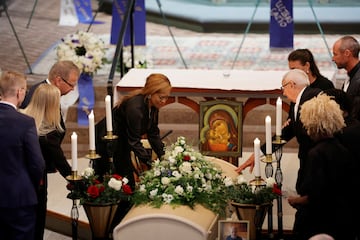 Yaniseth Alcides, compañera de Sven-Goran Eriksson, y su padre, Sven Eriksson durante el funeral. 

 