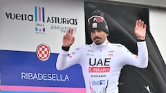 El ciclista portugués Antonio Morgado celebra su victoria de etapa.