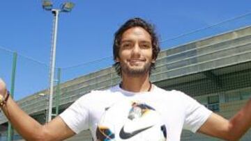 <b>AL MANDO. </b>Abel Aguilar, bigoleador en Mestalla, ha tardado poco en hacerse el dueño de la media.