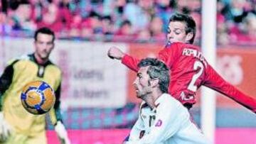 <b>IMPARABLE. </b>Tuni trata de marcharse de Azpilicueta en un lance del partido que el Mallorca ganó ayer en Pamplona.