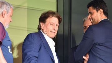 Pini Zahavi, en el centro, charla con Al Khelaifi (presidente del PSG) en el palco del Parque de los Príncipes.