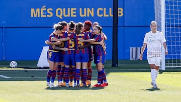 Jugadoras del Barça celebran el primer gol ante el Logroño.