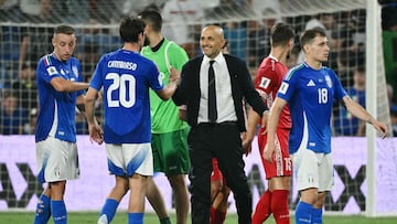 El seleccionador de Italia, Luciano Spalletti, estrecha la mano del delantero italiano número 20, Andrea Cambiaso (segundo desde la izquierda), al final del partido de clasificación para el Mundial 2026, zona Europa, grupo I, entre Italia y Moldavia, en el Estadio Mapei de Reggio Emilia.