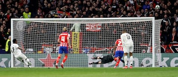 Vinicius fall un penalti en el Metropolitano, sumando otro captulo negativo a su historial en los derbis, en los que solo ha logrado un gol en 17 encuentros. Este fallo rompi una racha de 22 a?os sin que el conjunto blanco fallara un penalti en los derbis.