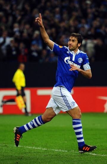 Durante sus dos temporadas en el Schalke 04, conquistó la Copa de Alemania (2010-11), la Supercopa de Alemania (2011) y alcanzó las semifinales de la Champions, marcó 40 goles en 98 partidos oficiales.