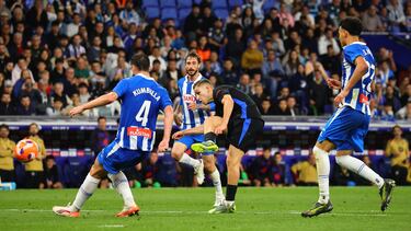 0-2. Recibe Fermín López dentro del área blanquiazul y finaliza con un disparo cruzado, con la derecha, para batir a Joan García.