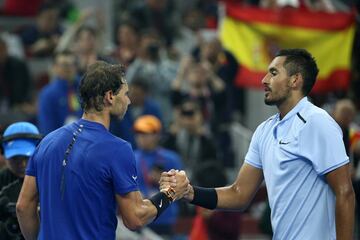 Nick Kyrgios felicita a Rafa Nadal tras finalizar el partido.