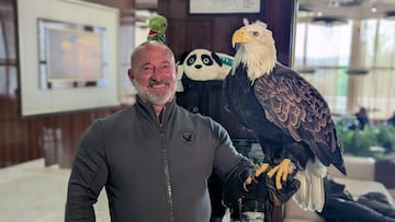 Víctor Barrios posa para As con Fortuna, el Águila del Ludogorets, en el hotel del Betis en Razgrad.