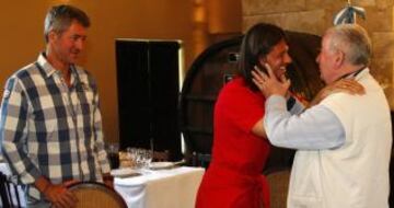 Grondona, presidente de la AFA, saluda a Demichelis, uno de los jugadores argentinos del club rojiblanco.