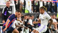 Real Madrid coach Carlo Ancelotti watches as Sergino Dest of Barcelona vies for the ball with Mariano Diaz of Real Madrid during the international friendly football match between Barcelona and Real Madrid at Allegiant Stadium in Las Vegas, Nevada, on July 23, 2022. (Photo by Frederic J. BROWN / AFP)