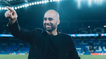 Claudio Gir¨¢ldez, entrenador del Celta, celebra el triunfo de su equipo contra la Real Sociedad en San Sebasti¨¢n.