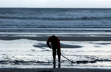 Un voluntario limpia chapapote en una playa de la costa gallega. 