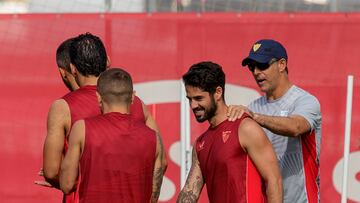 Julen Lopetegui bromea con Isco durante el entrenamiento de este martes. EFE