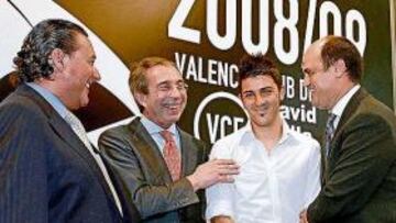 David Villa con directivos del Valencia