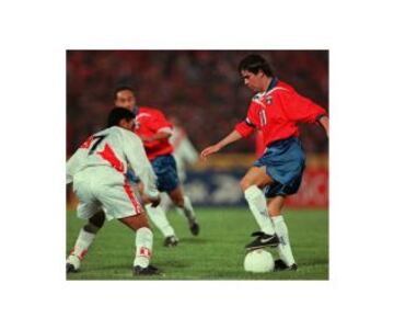 Partido con Per&uacute;. Marcelo Salas enfrenta a Nolberto Solano.