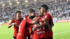 El jugador de Colo Colo, Vicente Pizarro, celebra con sus compañeros su gol ante Magallanes durante el partido por la final de la Copa Chile.