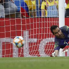 Claudio Bravo fue elegido entre los mejores arqueros de los últimos 10 años