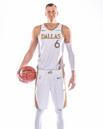 La franquicia de Texas ha presentado su equipación City Edition donde el blanc y el dorado son los colores protagonistas. La nueva equipación ha incendiado las redes por el gran parecido al uniforme del Real Madrid Baloncesto. 