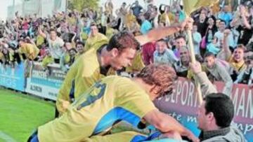 <b>FIEBRE AMARILLA. </b>El Alcorcón celebra el gol de Mauri ante un Santo Domingo volcado con el equipo.