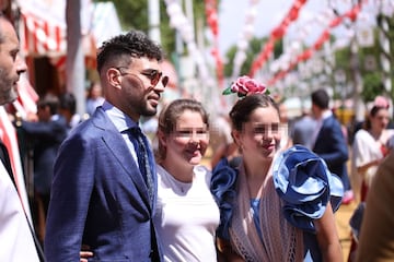 Los futbolistas se divierten en la Feria de Sevilla