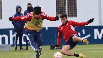 Abde y Manu Sánchez disputan un balón durante el entreno de hoy.