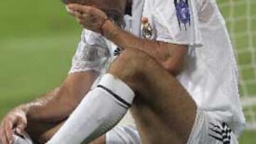 <b>DOLORIDO. </b>La de Zinedine Zidane fue la viva imagen de su equipo, que salió vapuleado del Bay Arena.