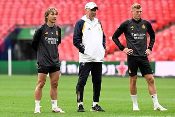 Luka Modric, Carlo Ancelotti y Toni Kroos