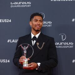 The awkward moment when Alcaraz (doesn’t) hand Bellingham his trophy