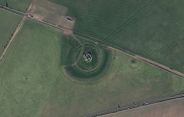 Es, posiblemente, el monumento prehistórico más enigmático del mundo. Situado en la llanura de Salisbury, en Inglaterra, este círculo de piedras gigantes lleva más de 5,000 años desafiando nuestra imaginación. Es un crómlech (un monumento formado por grandes piedras en círculo). Lo que vemos hoy es solo el esqueleto de lo que fue un complejo mucho más grande que incluía fosos, montículos y caminos procesionales.