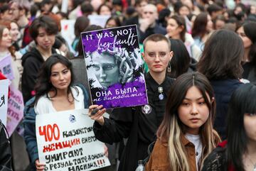 Activistas realizan una manifestación para apoyar los derechos de las mujeres en el Día Internacional de la Mujer en Almaty, Kazajstán.