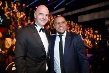 Gianni Infantino y Roberto Carlos.