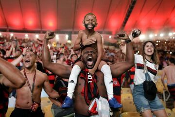 Seguidores del club brasileño del Flamengo celebran el gol de Gabriel Barbosa en al final de la Copa Libertadores frente a River Plate en el estadio Maracaná en Río de Janeiro, Brasil. 