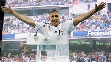 Karim Benzema durante su presentaci&oacute;n como nuevo jugador del Real Madrid en 2009. 