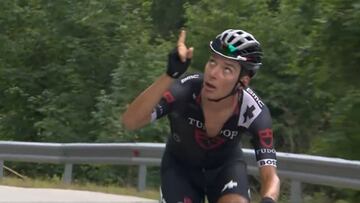 El ciclista suizo Simon Pellaud recuerda a su amigo Gino M?der en la Vuelta a Suiza 2023.