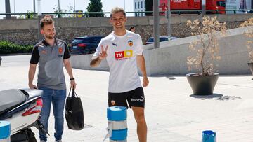 Hugo Duro, llegando a las pruebas médicas, el curso pasado.