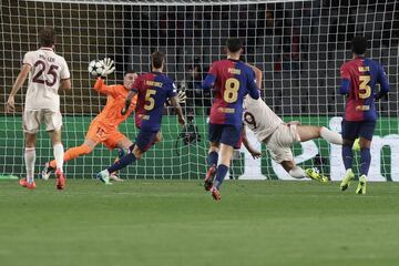 1-1. Michael Olise cambia de banda a Serge Gnabry, saca un centro a media altura para conectar con Harry Kane que de manera acrobática, empalma el balón con la derecha y supera a Iñaki Peña.