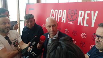 Luis Rubiales, atendiendo a los medios.